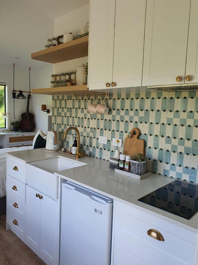 Tiny House With Greenhouse Dining Lower Hutt Eksteriør billede