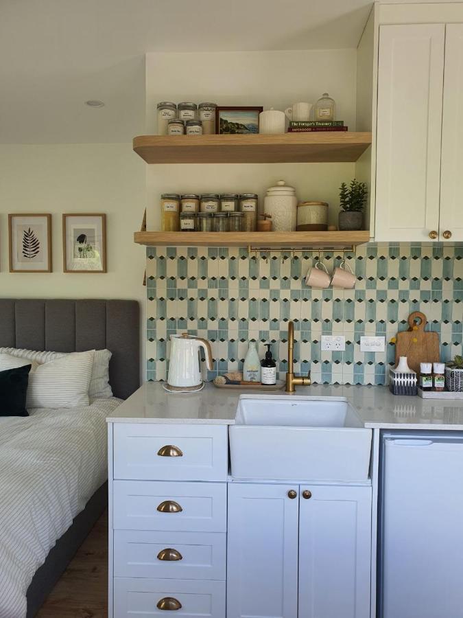 Tiny House With Greenhouse Dining Lower Hutt Eksteriør billede